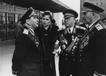 И. Н. Кожедуб, Г. А. и Г. К. Жуковы и И. Х. Баграмян перед началом торжественного заседания в Кремлевском Дворце съездов